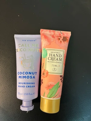 Handkräm Coconut Mimosa & Rose Hip - Två handkrämer, en från Yes Studio med doft av coconut mimosa i lila tub och en med rosdesign och gul kork med doft av rose hip. Båda är återfuktande och kommer i snygga tuber på 75 ml. Kommer ej till användning. Ej använd. 69 kr styck eller 99kr för båda. 