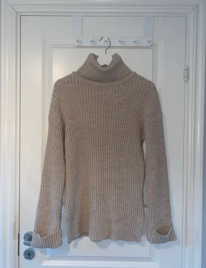 Stickad tröja med polokrage - Högst bud 220kr!  Ribbstickad tröja med polokrage, slits vid höfterna och uppvikt sytt vid armslutet. Väldigt varm och bekväm, perfekt till vintern. Blivit lite nopprig vilket syns på bild 7 (näst sista bilden) men det är inget som syns när man har på sig den.