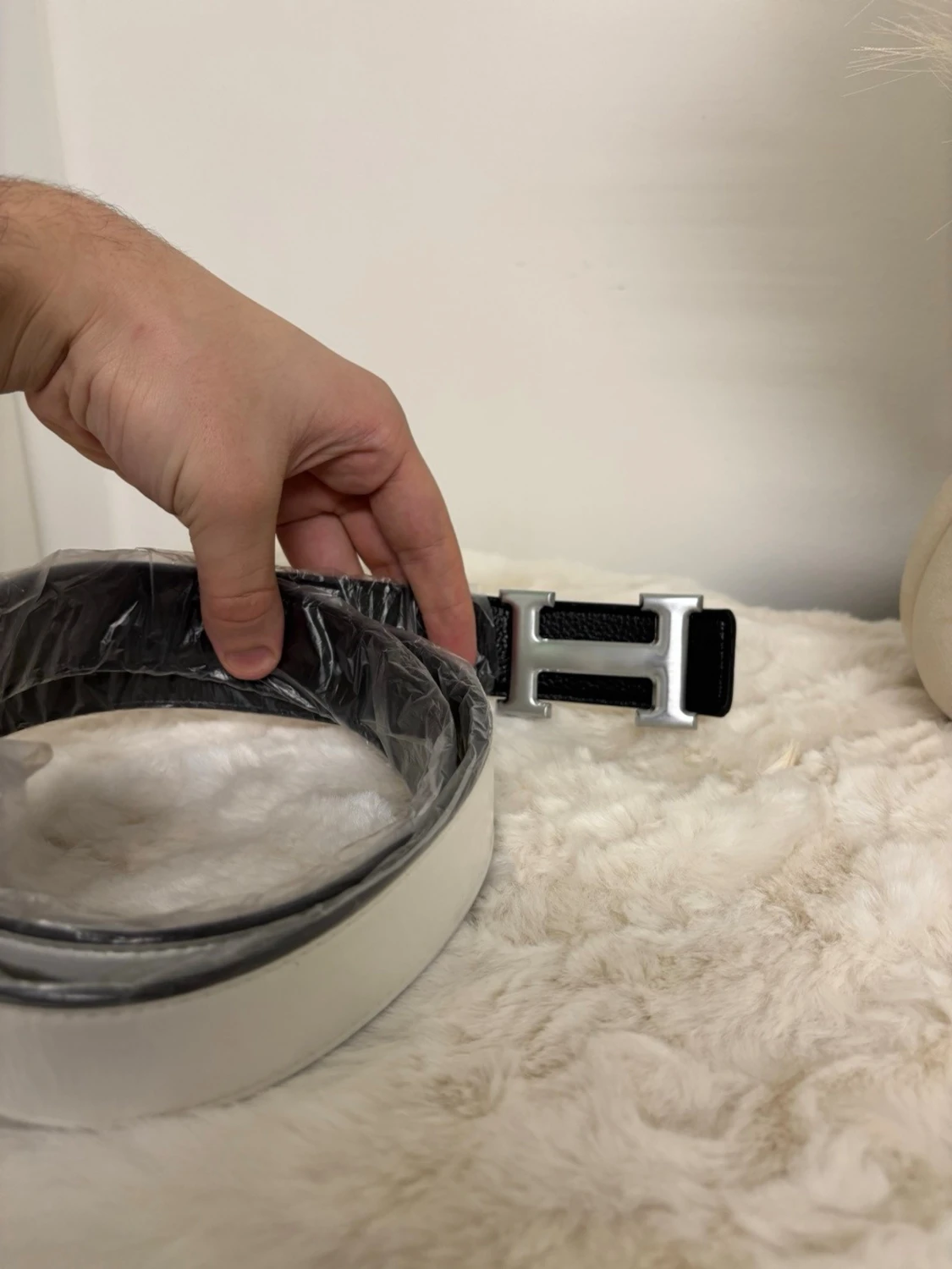 Vit skärp med silverspänne H - 4