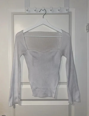 Stickad tröja - Ribbstickad tröja med vida armar och slits vid sidorna. Fin bred uringning. Har blivit nopprig vilket syns på sista bilden. Något kortare i armarna.