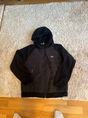 Lacoste svart hybrid jacka  -  svart Lacoste hybrid  jacka, oanvänt 