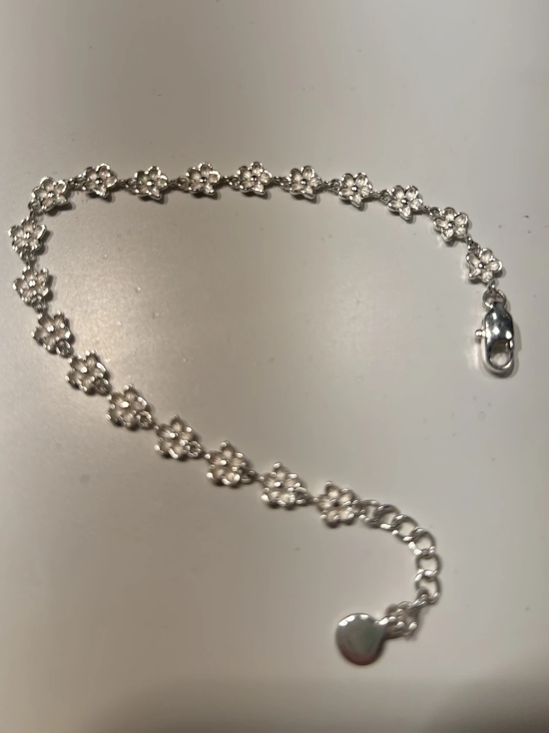 Silverfärgat armband med blommor från MULI - 1