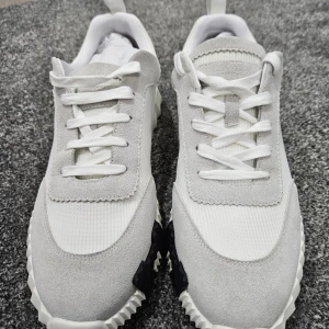 Vita sneakers  - Vita sneakers i storlek 43. Stilrena skor som passar till alla situationer. Box och allt följer med. Har du några frågor eller funderingar tveka inte att skiva 🙌🌟