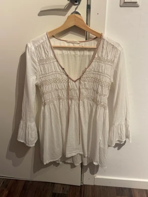 Odd molly blus - Bit odd molly blus med Rosa detaljer i storlek 2/M. Har använts fåtal gånger och är som ny!