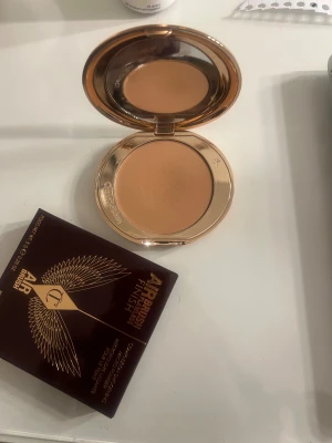 Charlotte Tilbury Airbrush Finish puder - Hej! Säljer mitt charlotte Tilbury Airbrush Flawless Finish puder. Den är i färgen 3/tan och är väldigt lätt använd, som man kan se på bilden. Säljer på grund av att jag köpte i fel färg och den inte fick retunera. Köpte för 600 och säljer för 400. Köpt under black friday i sephora, skrolla fram lite så ser du kvittot❤️