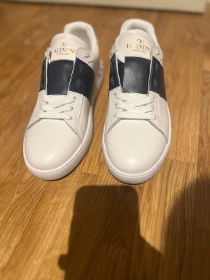 Valentino skor  - Helt nya valentino skor skriv om du är intresserad och priset kan bli diskuterat.