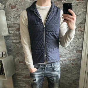 Stenströms väst - Bra skick, lite smutsig på magen. Storlek S passar dig som är mellan 170-180cm ungefär. Nypris ca 3000kr. Modellen är 185 cm, 79 kg. Skriv för mer information!🤝