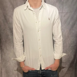 Vit skjorta från Ralph Lauren - Tja! Vi säljer en snygg vit skjorta från ralph lauren som är i ett mycket bra skick! Hör av er vid frågor och funderingar!