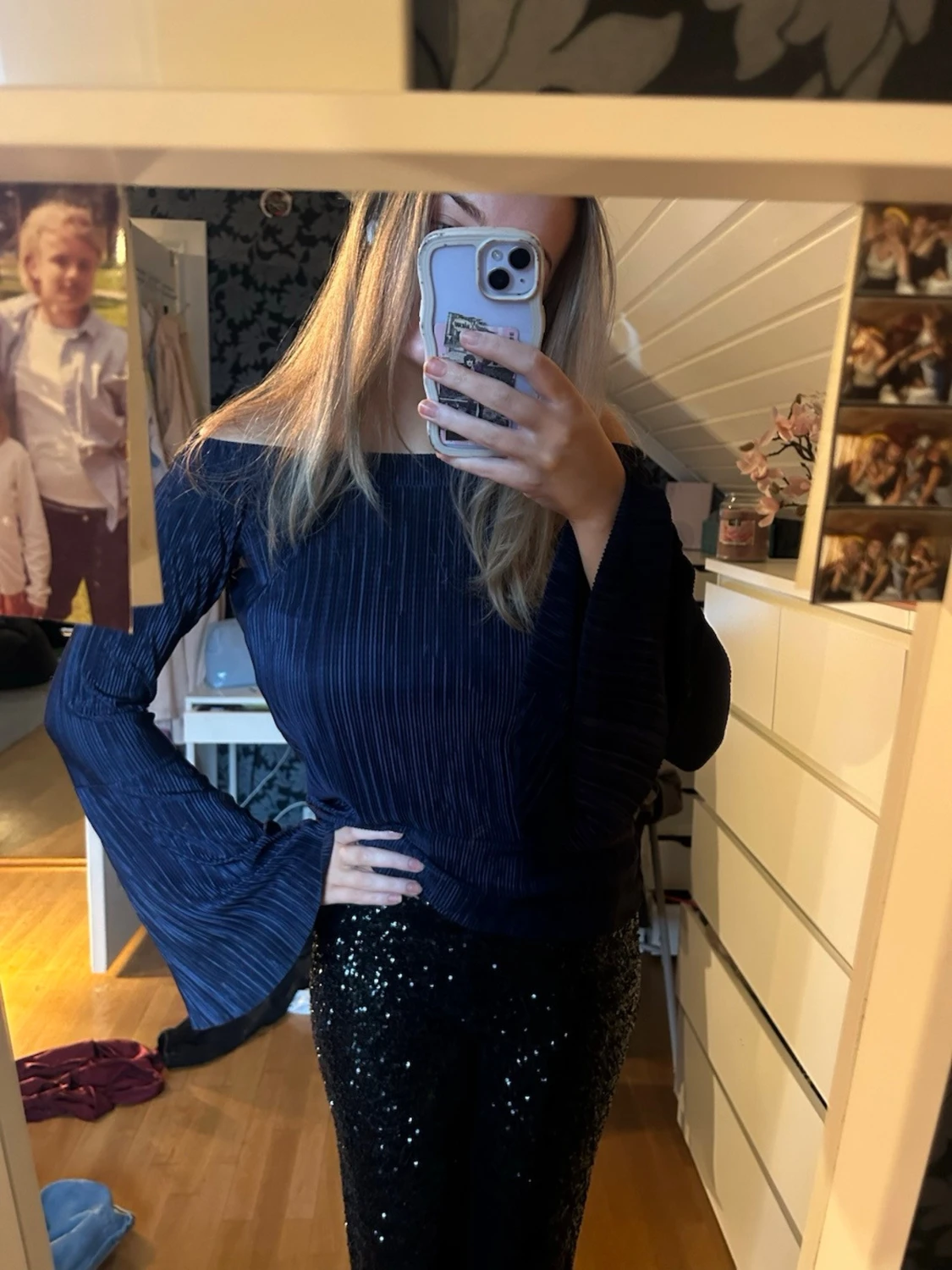 Mörkblå plisserad blus med trumpetärm - 2