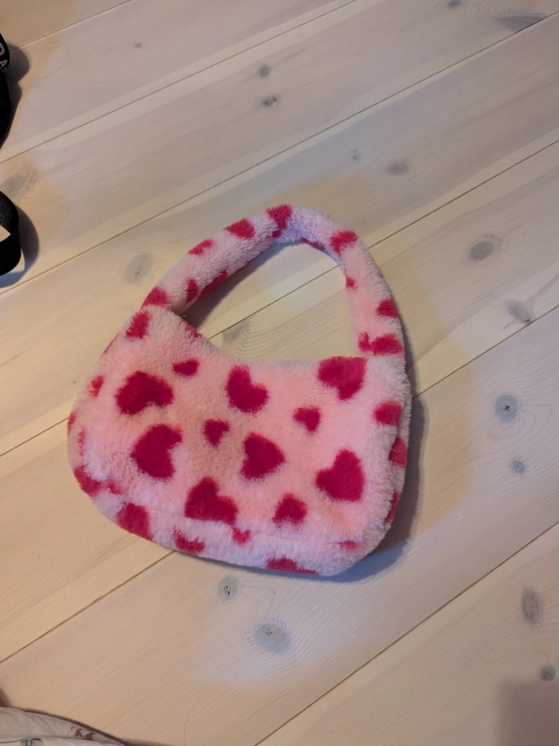 Fluffig axelväska med hjärtan