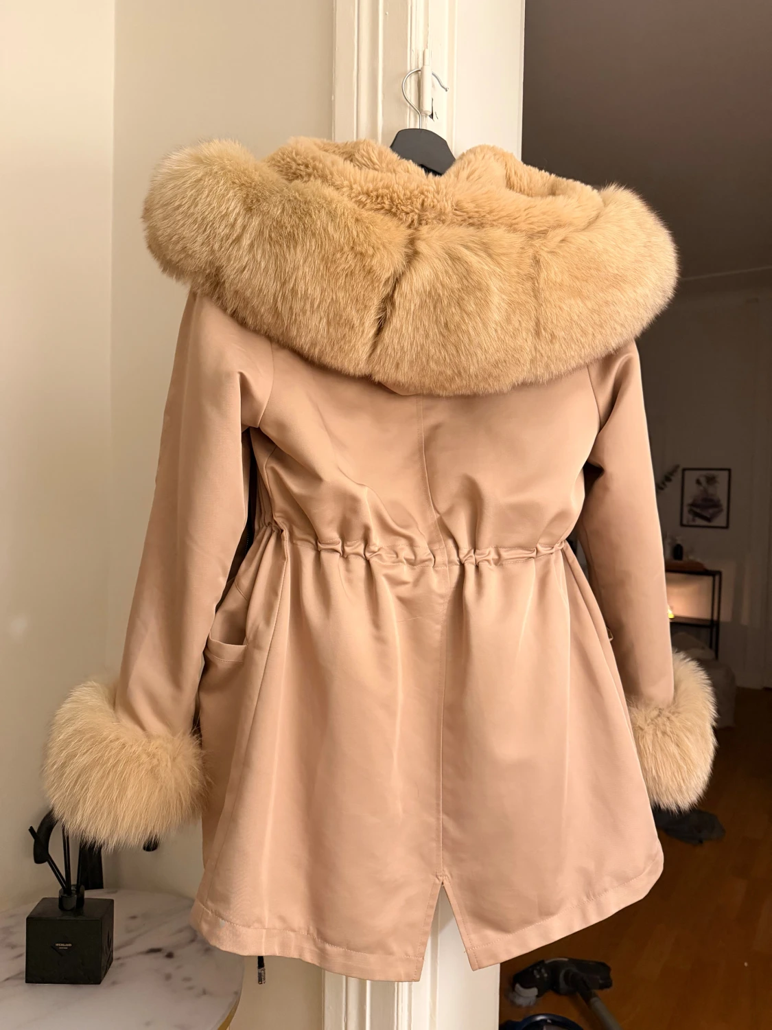 Beige pälsjacka med fluffig huva - 1