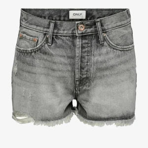 Jeansshorts från only  - Säljer mina gråa jeansshorts i bra skick ifrån only💓De är slutsålda överallt och är i storlek XS