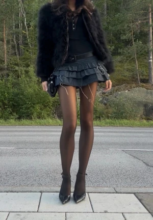 Lågmidjad minikjol i denim - Hej!! Jag säljer min absolut favoritkjol eftersom den inte passar längre. Den har låg midja och är väldigt kort med har inbyggda shorts under. Passar perfekt på sommaren men även med ett par tights året om. Storleken är 32 (xxs) och skulle säga att den är mellan en xxs-xs. Tveka inte att skriva vid frågor och pris kan diskuteras🥰