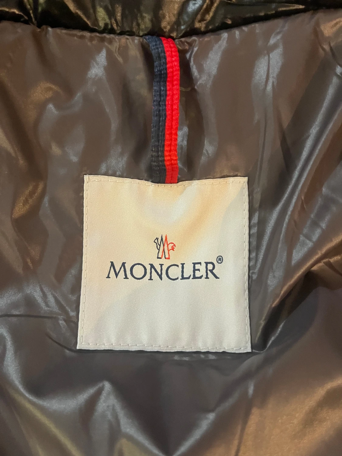 Svart Moncler pufferjacka med huva Size 2 - 4