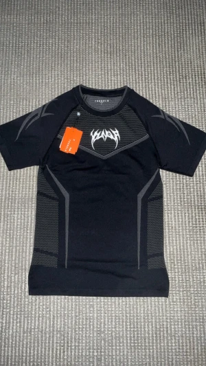 YoungLa Compression T-shirt - Youngla Compression Tees helt ny säljer då den inte passar mig den är helt slutsåld en mycket populär model kvitto och allt fins den är enbart testad hemma, kom privat för frågor.