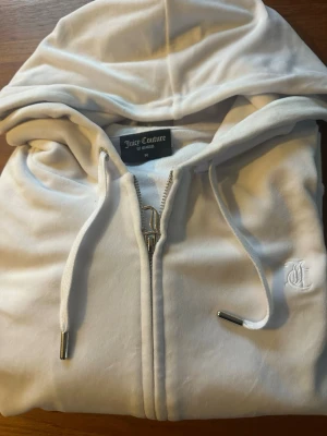 Juicy couture  - Hjälper syrran och sälja sin juicy couture hoodie i storlek medium. Stilren och passar till de flesta outfits. Nypris 1299 mitt pris 399. 