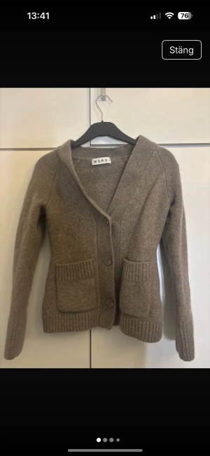 Stickad kofta Wera - Säljer denna populära ull kofta från Åhléns (Wera), den är använd ett fåtal gånger och endast tvättad en gång men krympte i tvätten så tröjan är numera i barn storlek! Skriv för fler bilder så kan jag visa hur liten den är, skulle säga att den passar någon som är ca 140cm lång 😊😊 nypris 899, pris kan diskuteras
