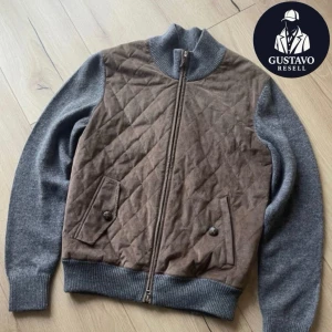 Gran sasso cardigan - Tja. Säljer denna gran sasso cardigan i extremt fint skick, bortsett från en bit material som gått bort (extremt litet, kolla sista bild). Storlek 48 vilket motsvarar M och sitter som en M. Nypris runt 6500 kr. Tveka inte på att ställa frågor! 🙌