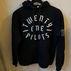 Twenty one pilots hoodie - Gammal twenty one pilots hoodie. Trycket är slitet och hoodien ser eventuellt lite solblekt ut. Välanvänd.