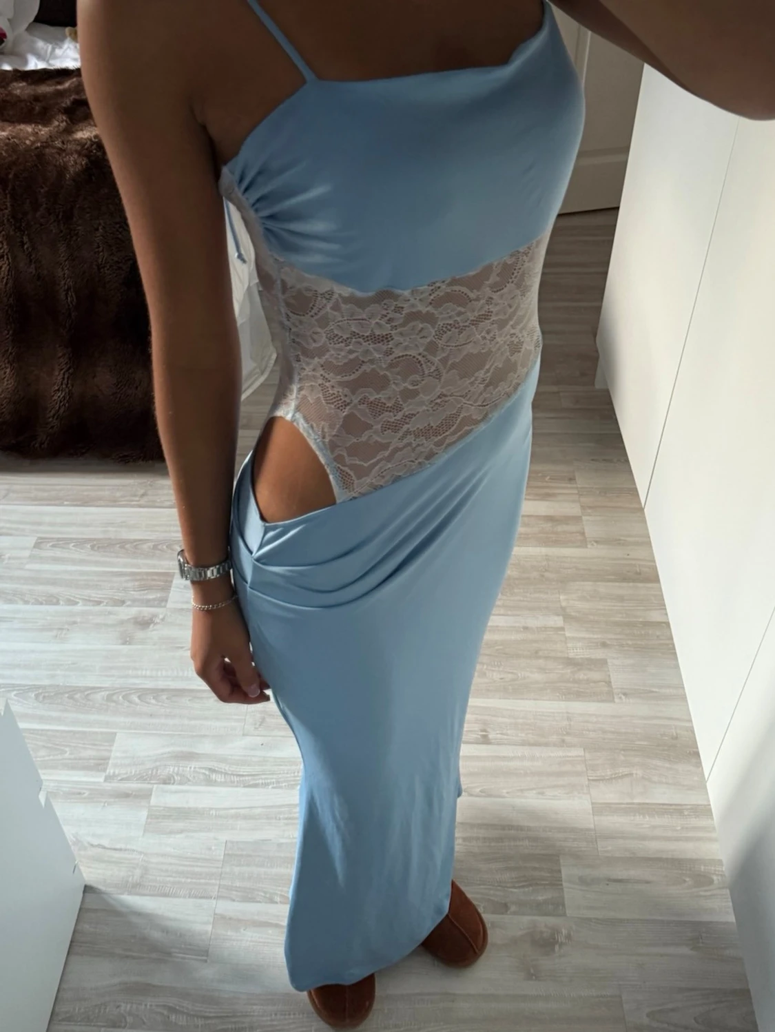 Ljusblå långklänning med spetsdetalj