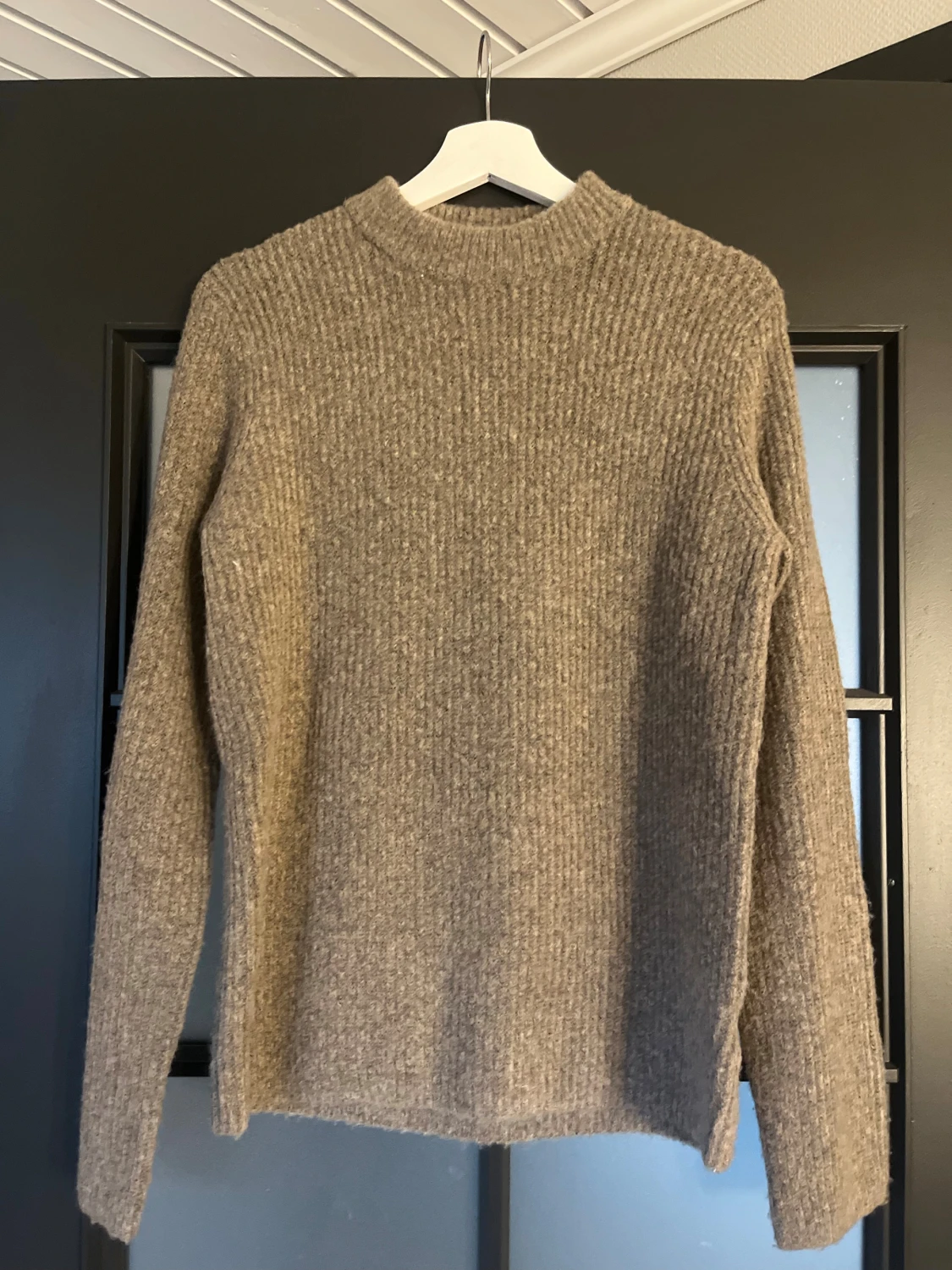 Beige stickad tröja från Weekday