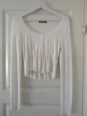 Tröja med spets - En vit tröja med spets och v-ringning, från gina tricot i storlek S. Använd enstaka gång och har inga defekter