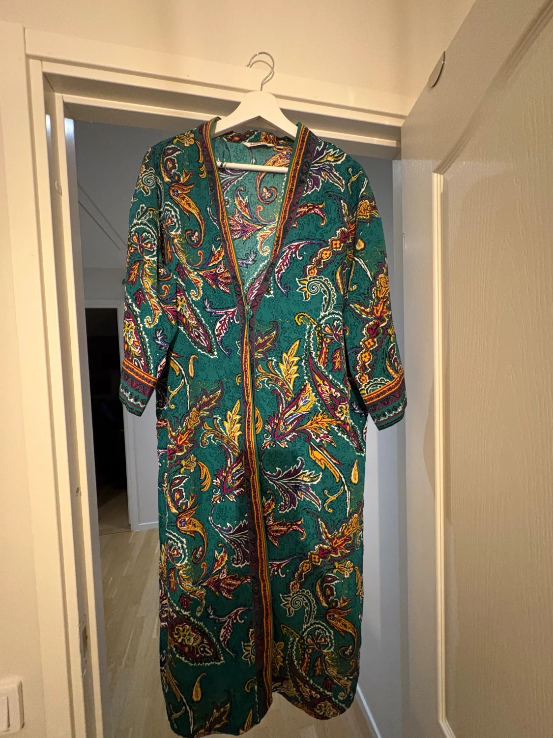 Grön lång kappa med paisleymönster