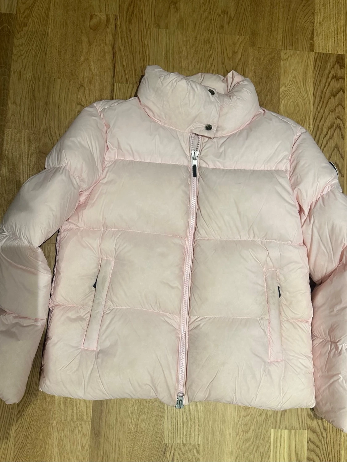 Ljusrosa pufferjacka från Monel XS
