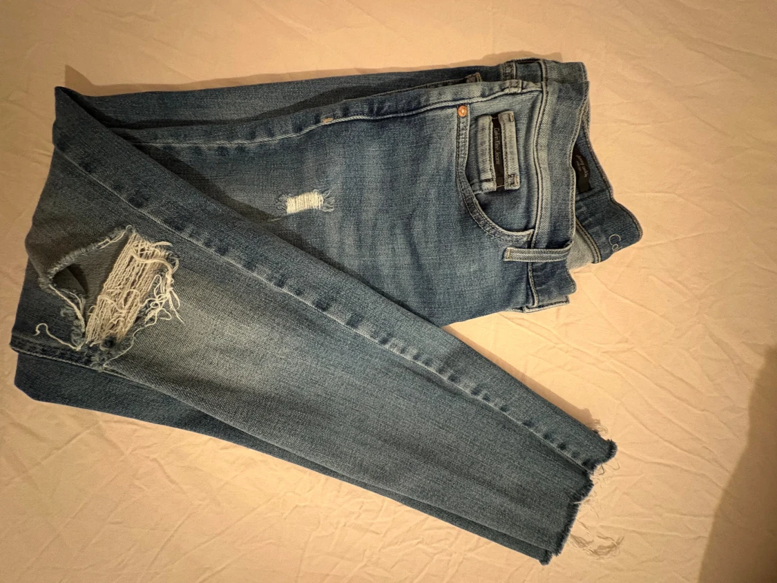 Blå Calvin Klein jeans med slitningar - 5