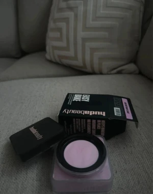 Huda Beauty Easy Bake puder - Säljer ett Huda Beauty Easy Bake löspuder i färgen  UBE BITHDAH CAKE. Perfekt för att sätta sminket och ge en matt finish.