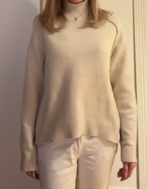 Beige polotröja med ribbade detaljer - Snygg cremefärgad  polotröja med ribbad krage! 🩷