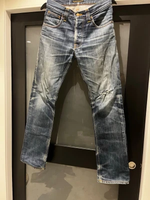 Vintage Nudie Jeans  - Säljer mina distressed average joe från nudie jeans med sjukt skön tvätt och fade. Klassisk femficksmodell med orange sömmar och broderade bakfickor. Stl 28 32