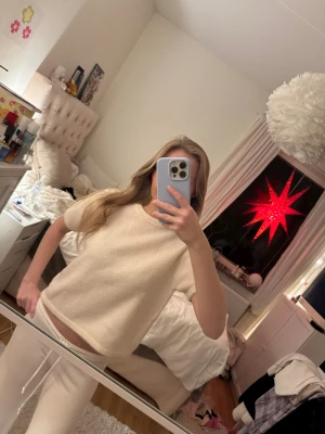 Vit kortärmad stickad tröja - Vit kortärmad stickad tröja. Barnstorlek 146/152 men passar mig som brukar ha xs i tröjor! Pris kan alltid diskuteras 😊