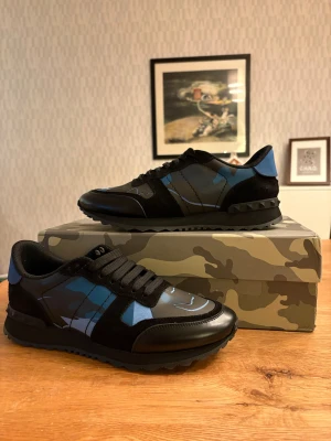 Valentino Rockrunners - Säljer dessa sällsynta rockrunners perfekta inför vintern! De har varit använda och säljs nu pga att de är för små. Skick 9/10. De är i storlek 43. Hör av er vid minsta fundering. Dustbag följs med vid en smidig affär! Priset är ej hugget i sten💫