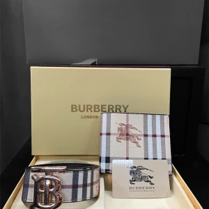 Burberry rutig bälte med B-spänne - Snyggt Burberry bälte med klassiskt rutigt mönster i beige, svart, vit och röd. Bältet har ett stort metallspänne med Burberrys ikoniska B-logga. Perfekt för dig som vill ha en lyxig och trendig accessoar med tydlig designerstil.