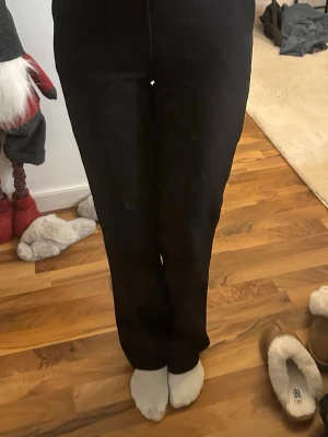 Svarta bootcut kostymbyxor Bikbok - högmidjade kostymbyxor från bik bok stl 34. Max använda 2 gånger. Nyskick!