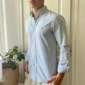 Ralph Lauren skjorta M slim fit randig  - Ralph Lauren skjorta M slim fit randig , inga defekter. Modellen är 180,75 kg. Kom med frågor 🫶