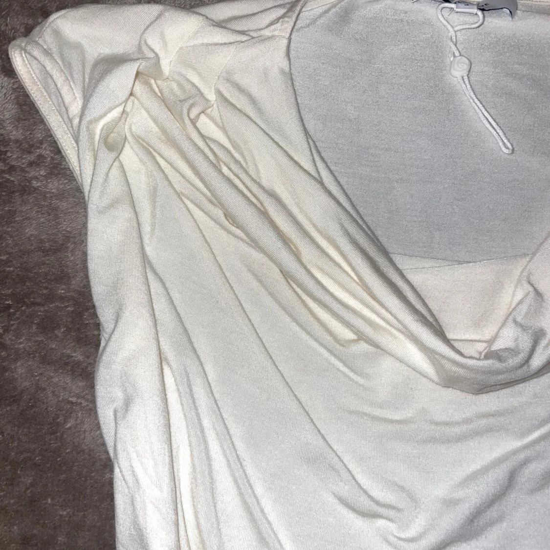 Vit topp/blus med waterfall hals. - 1