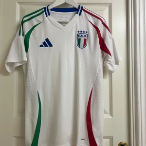 Fotbollströja Italy   - Fet fotbollströja för Italien, äkta 2024 bortamodell