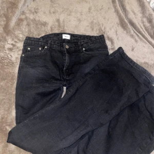 Svarta jeans från Grunt - Säljer ett par svarta jeans från Grunt med klassisk femficksdesign och knapp med logga. Jeansen har bootcut passform och är tillverkade i jeansmaterial med snygg mörk tvätt.