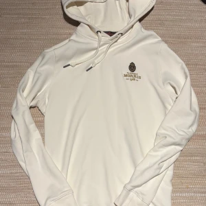Vit hoodie från Morris - Säljer en stilren vit hoodie från Morris med broderad logga på bröstet. Kontakta vid frågor!