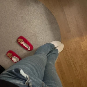 Blå Bootcut låg midja - Säljer ett par blå Bootcut jeans från Zara. Uppsprättade längst ner så de är lite längre än vad de var orginalt. Klappen längst fram är lite sönder men det påverkar inte användningen. Den ser bara lite uppsprättad ut. Skriv för mått💞