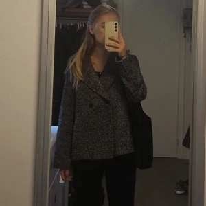Grå kappa/kavaj - Säljer en snygg grå kappa/kavaj. Perfekt till hösten