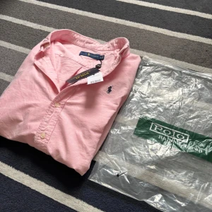 Ralph Lauren Skjorta, rosa  - Tjena! Säljer denna rosa Ralph Lauren skjortan. Den är helt ny, aldrig använd. Medföljer allt OG. Vid frågor kontakta gärna! Storlek S. Mvh Adam
