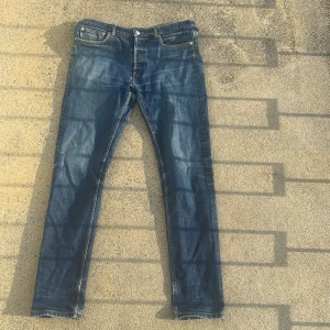 APC Jeans - Snygga blåa APC jeans i bra skick i storlek 34. Lite smutsiga men det går att tvätta bort. Hör av dig om det är något :)