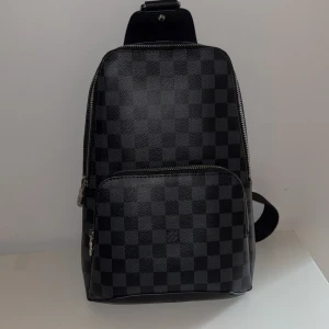 L.V Sling bag, väska - Som helt ny, pris kan diskuteras