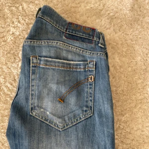 Dondup jeans  - Säljer ett par blåa Dondup jeans för riktigt bra pris,  runt 3000kr nya ✅ bra skicka, inga konstigheter! Kom med frågor om ni undrar nått 