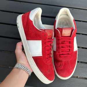 Valentino flycrew  - Hej! Säljer dessa extremt snygga och eftertraktade valentino flycrew! En sko som slutat tillverkas och är därmed väldigt svåra att få tag på! Storlek: 45! Skick: 8/10! Vad ingår? Valentino dustbag! Kan gå ner i pris vid snabb affär! Hör av dig vid minsta lilla fråga🤩