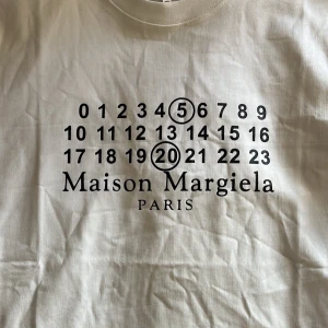 Maison Margiela vit t-shirt - Vit t-shirt från MM6 med ikoniskt svart sifferprint och logga på bröstet. Storlek S och oanvänt skick, fraktar inom 24h✅ vid mer frågor hör bara av er🏌️