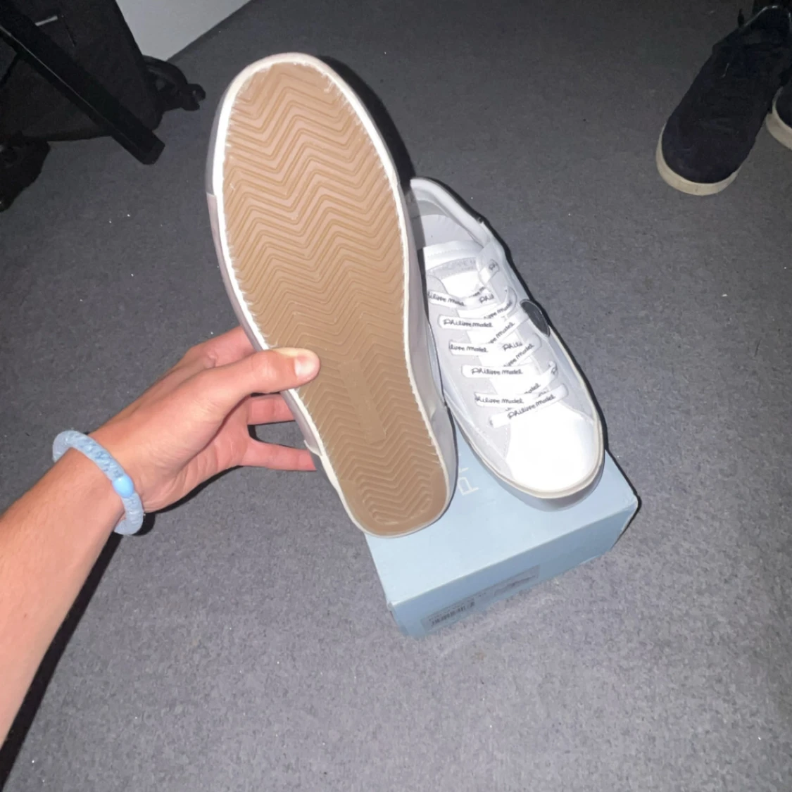 Philippe Model vita sneakers med grå detaljer - 1